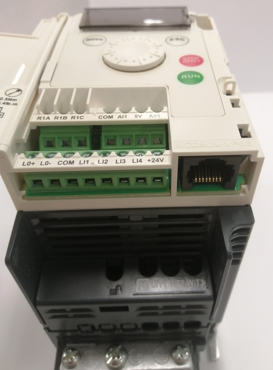 Port Modbus. Photo port Modbus